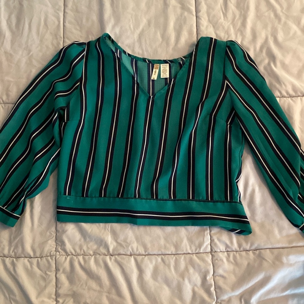 Medium Green blue and white 3/4 sleep crop top that toes in the back